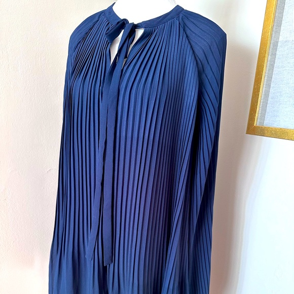 Classy mini pleated dress - Picture 1 of 6